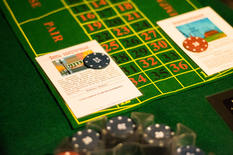 Ведущий развлекает гостей на корпоративе в Калининграде