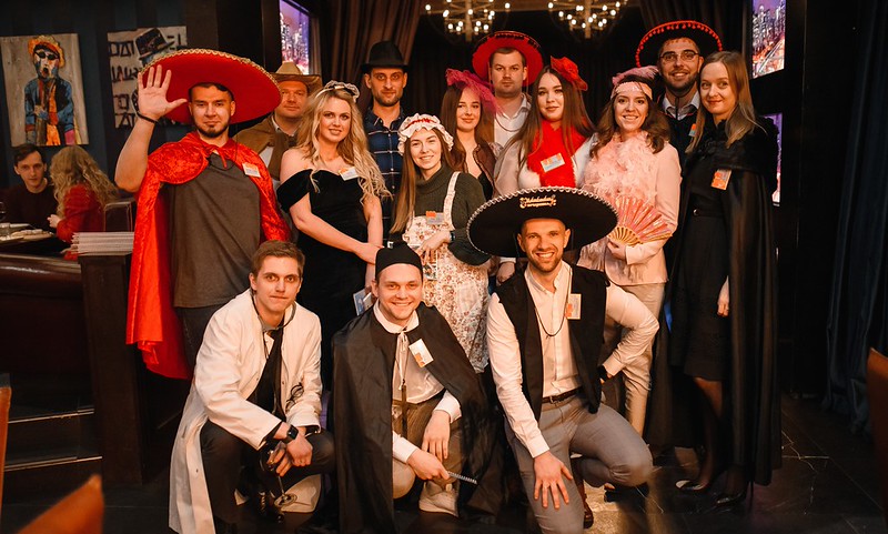 Корпоратив на Новый год в Калининграде — празднично украшенный банкетный зал