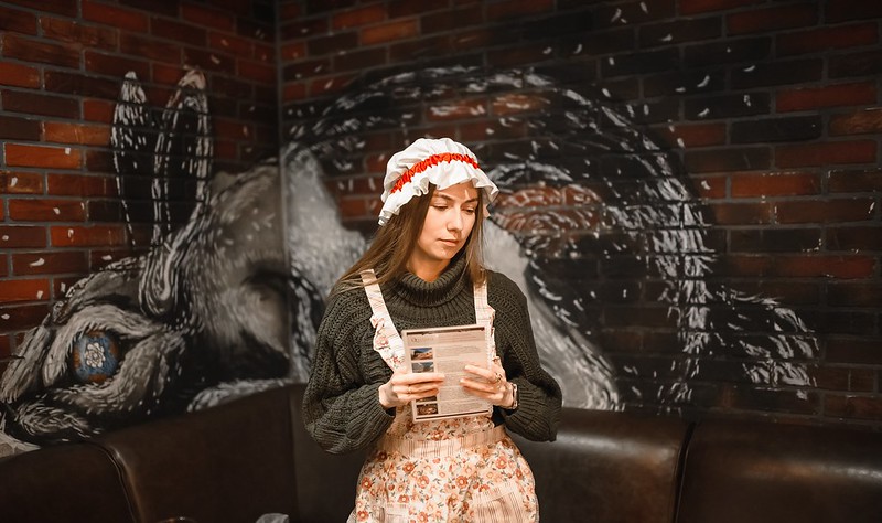 Выездные квесты на Международный женский день: организаторы проводят игру в школе Kaliningrad