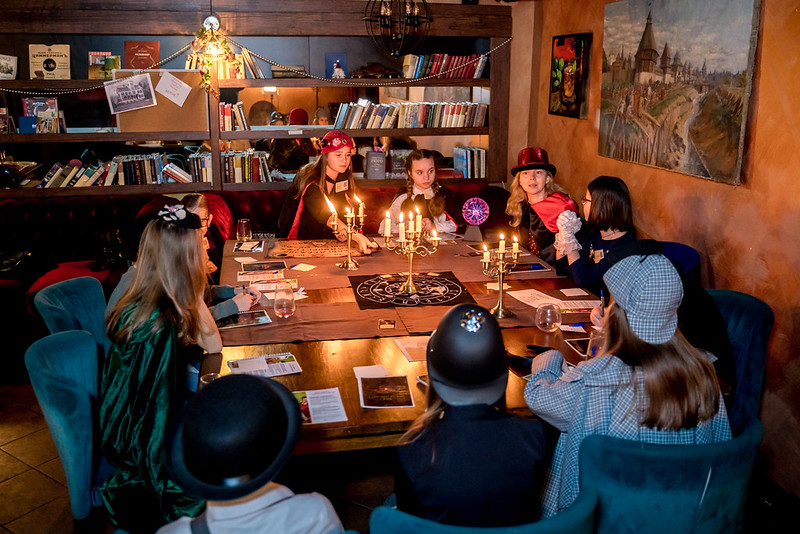 Дети разгадывают загадки в семейном квесте Хэллоуина в Kaliningrad