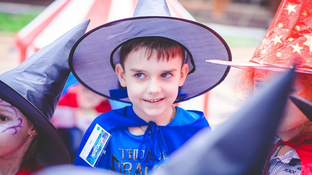 Квест на 23 февраля для детей «Школа магии»: юный маг факультета Воды проходит испытание.